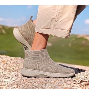 VIVAIA Water Repellent Slip On Sneaker Urban Boots Size 40/ US 9 Khaki